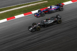 Kevin Magnussen, Haas F1 Team VF-17 et Pierre Gasly, Scuderia Toro Rosso STR12