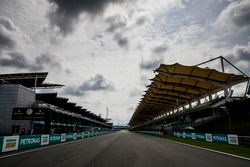 The pit straight