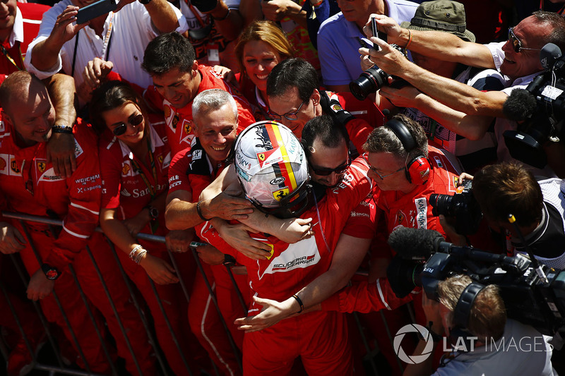 Переможець гонки Себастьян Феттель, Ferrari, святкує перемогу в закритому парку