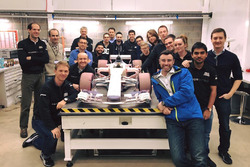 Model mobil wind tunnel Manor bersama para anggota tim.
