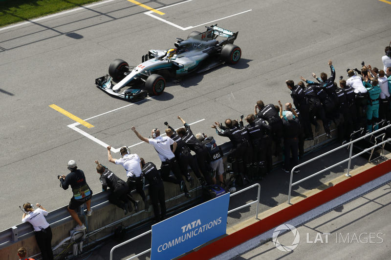 Ganador de la carrera Lewis Hamilton, Mercedes AMG F1