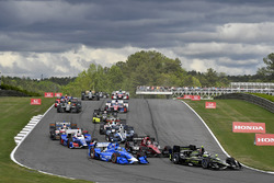 Josef Newgarden, Team Penske Chevrolet, Tony Kanaan, Chip Ganassi Racing Honda, Mikhail Aleshin, Schmidt Peterson Motorsports Honda au départ