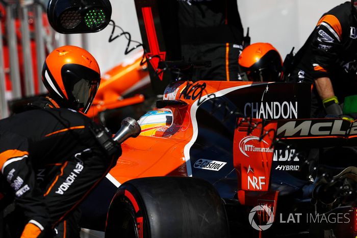  Fernando Alonso, McLaren MCL32, pitstop