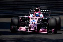 Sergio Perez, Sahara Force India F1 VJM10, a broken front wing