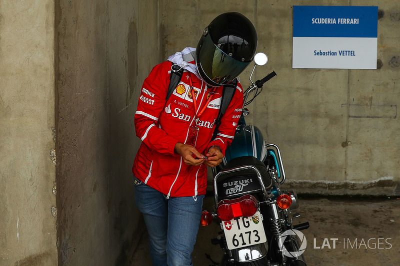 Sebastian Vettel, Ferrari llega en una moto Suzuki 750