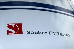 Sauber C36 logo en el paddock