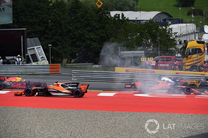 Max Verstappen, Red Bull Racing RB13, Fernando Alonso, McLaren MCL32, Daniil Kvyat, Scuderia Toro Rosso STR12, chocan