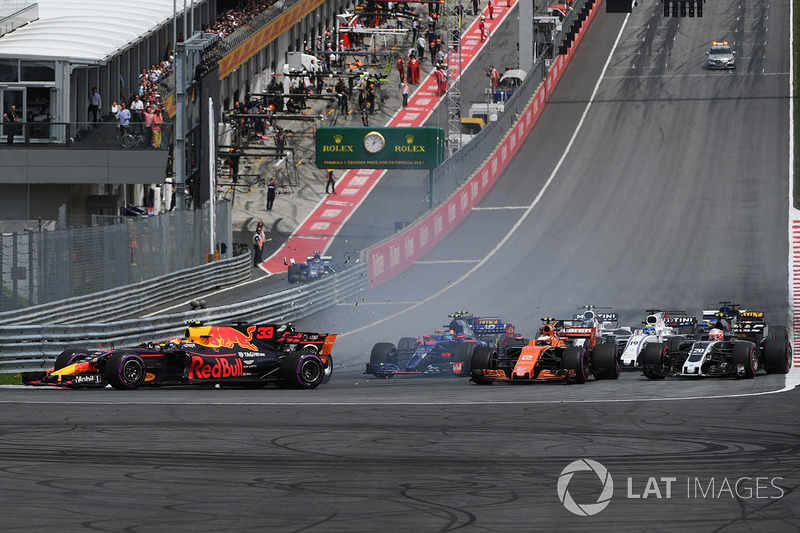 Max Verstappen, Red Bull Racing RB13, Fernando Alonso, McLaren MCL32, Daniil Kvyat, Scuderia Toro Rosso STR12, chocan