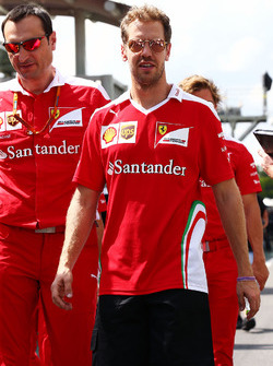 Sebastian Vettel, Ferrari, loopt een rondje over het circuit