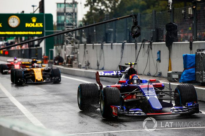 Carlos Sainz Jr., Scuderia Toro Rosso STR12, Nico Hulkenberg, Renault Sport F1 Team RS17, fuera de pits