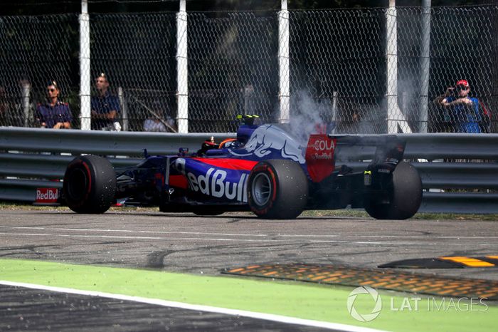 Carlos Sainz Jr., Scuderia Toro Rosso STR12 detenido en la pista