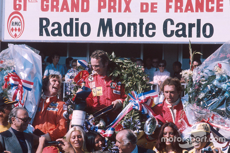 Podium : le vainqueur Niki Lauda, Ferrari, le second James Hunt, Hesketh Ford, le troisième Jochen Mass, McLaren Ford