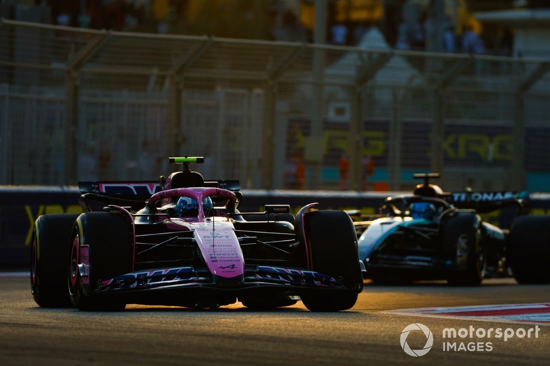 Pierre Gasly, Alpine A524, George Russell, Mercedes F1 W15