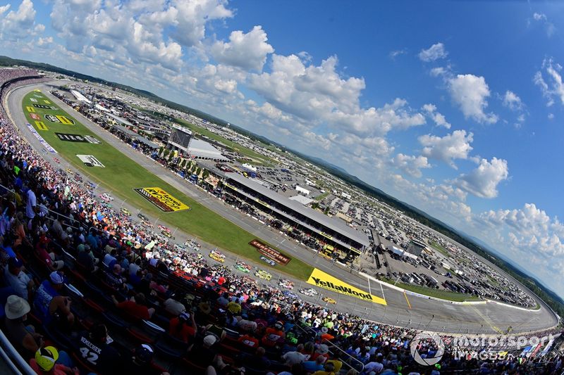 Michael McDowell, Front Row Motorsports, Love's Travel Stops Ford Mustang and Ricky Stenhouse Jr, JTG Daugherty Racing, Kroger Health/Palmolive Chevrolet Camaro