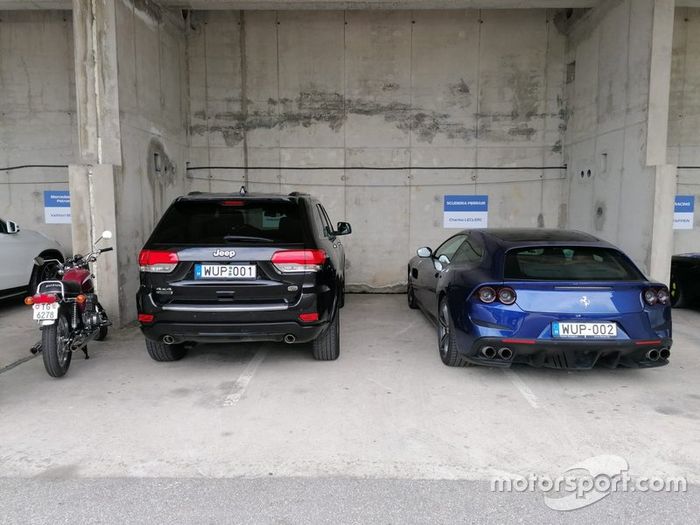 Los coches de los pilotos de Ferrari... y la moto de Sebastian Vettel