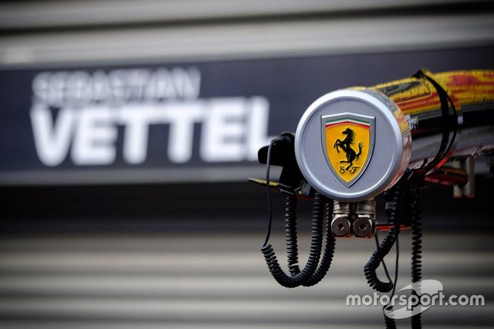 Logo de Ferrari y Vettel