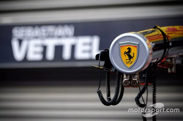 Logo de Ferrari y Vettel