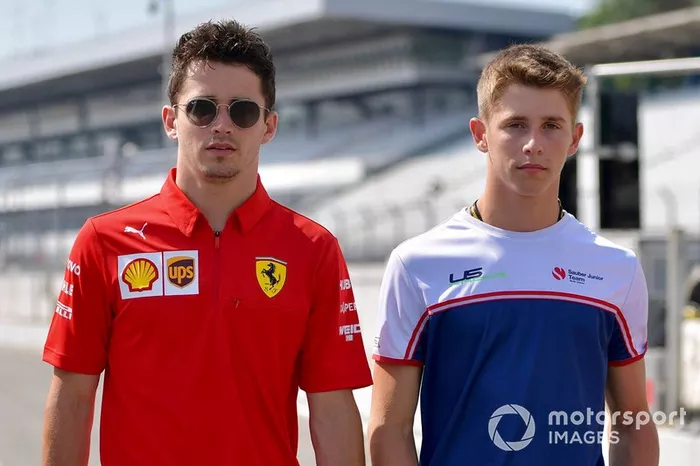 Charles Leclerc, Ferrari recorre la pista con su hermano Arthur Leclerc