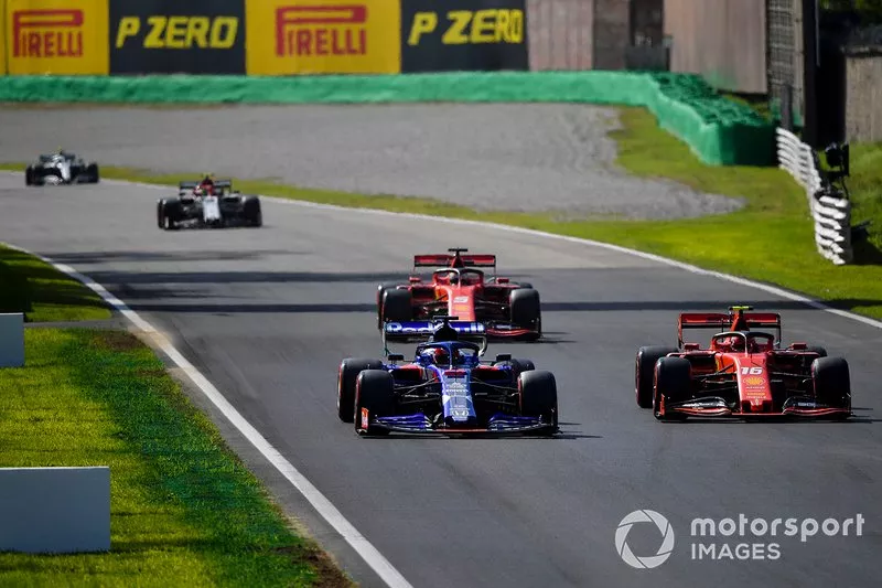 Charles Leclerc, Ferrari SF90, Daniil Kvyat, Toro Rosso STR14 e Sebastian Vettel, Ferrari SF90 