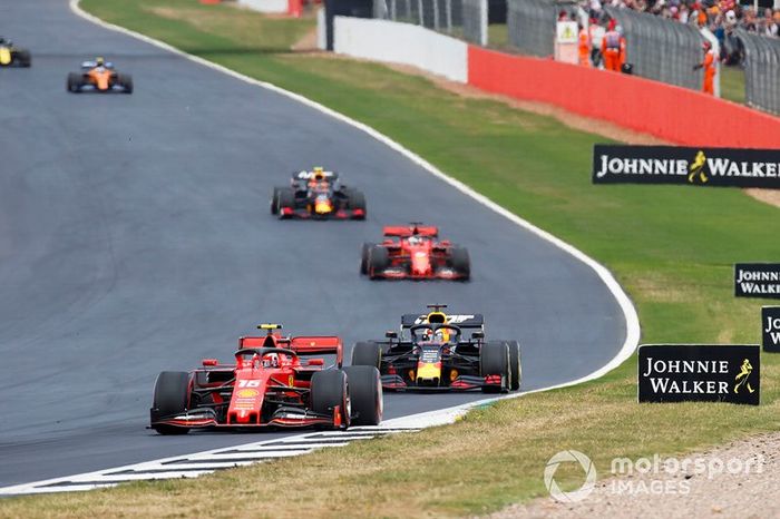 Charles Leclerc, Ferrari SF90, precede Max Verstappen, Red Bull Racing RB15, Sebastian Vettel, Ferrari SF90, e Pierre Gasly, Red Bull Racing RB15