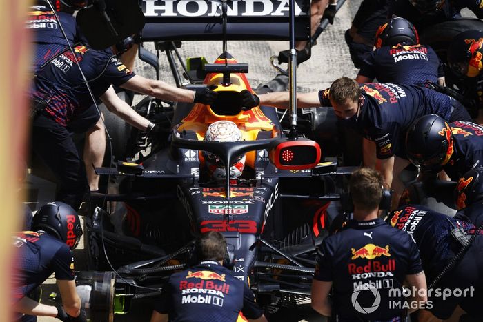 Max Verstappen, Red Bull Racing RB16B, en pits