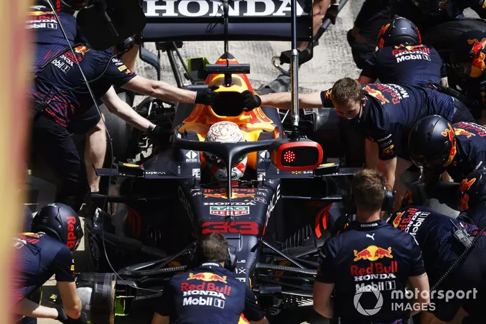 Max Verstappen, Red Bull Racing RB16B, en pits