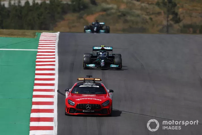 El Safety Car al frente de Valtteri Bottas, Mercedes W12, y Lewis Hamilton, Mercedes W12