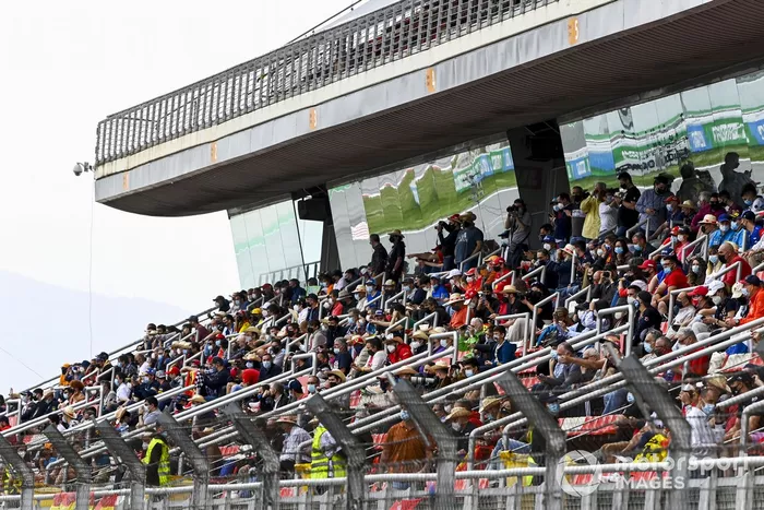 Los fans sentados en las gradas 