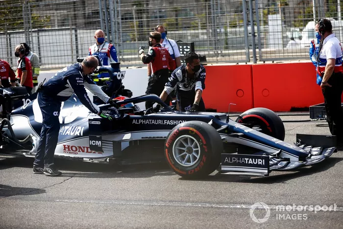 Pierre Gasly, AlphaTauri AT02, llega a la parrilla