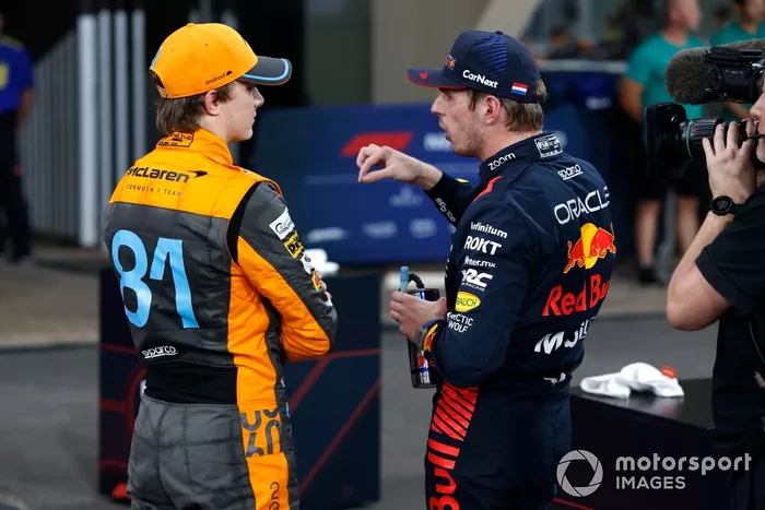 Oscar Piastri, McLaren, hombre de la pole Max Verstappen, Red Bull Racing, en el Parc Ferme tras la clasificación