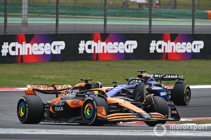 Oscar Piastri, McLaren MCL38, Alex Albon, Williams FW46