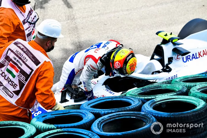 Los oficiales de pista asisten a Mick Schumacher, de Haas F1, tras su accidente en la FP3