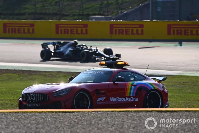 El Safety Car y Lewis Hamilton, Mercedes F1 W11