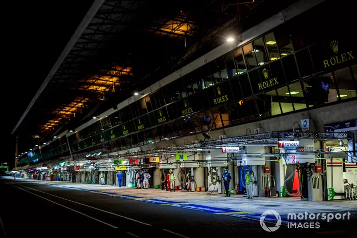 El pitlane de Le Mans de noche