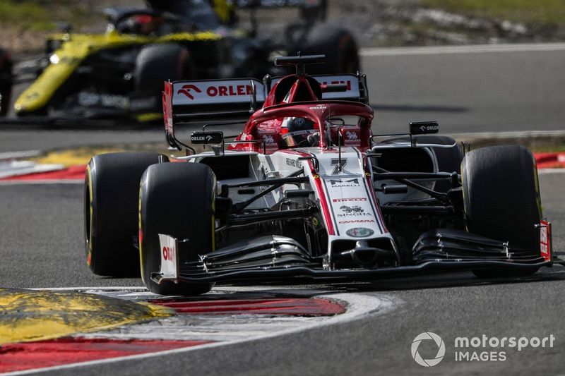 Kimi Raikkonen, Alfa Romeo Racing C39, Esteban Ocon, Renault F1 Team R.S.20