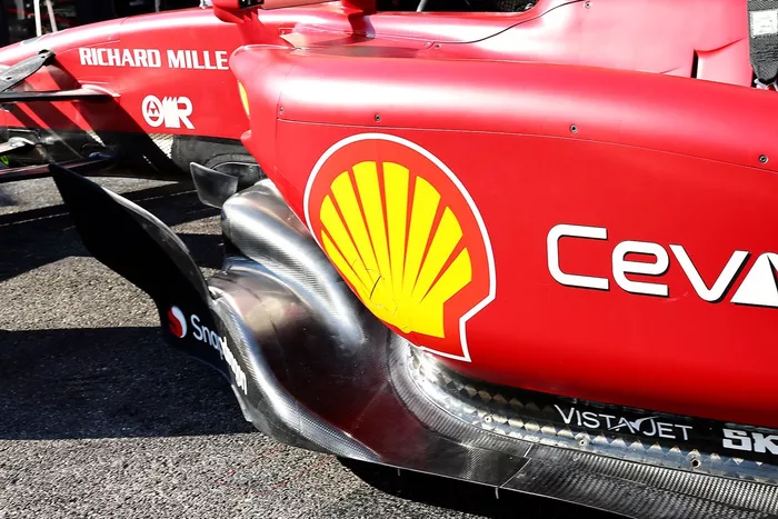 Detalle lateral del coche de Charles Leclerc, Ferrari F1-75