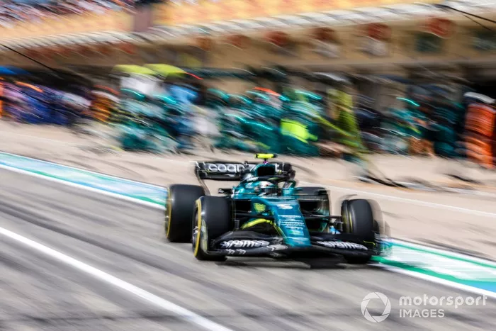 Sebastian Vettel, Aston Martin AMR22, sale de su box tras una parada