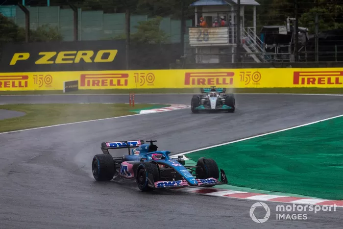 Fernando Alonso, Alpine A522, George Russell, Mercedes W13