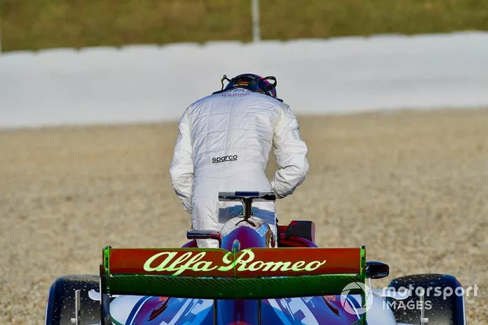 Kimi Raikkonen sale del Alfa Romeo Racing C38