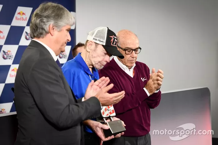 Jorge Viegas, Presidente de la FIM, y Carmelo Ezpeleta, CEO de Dorna, presentan al padre de Hayden, Earl, con un número conmemorativo 69.