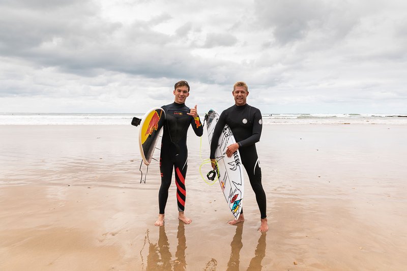 Pierre Gasly, Red Bull Racing surfeando con la leyenda del surf Mick Fanning