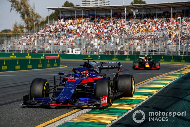 Daniil Kvyat, Toro Rosso STR14, precede Pierre Gasly, Red Bull Racing RB15