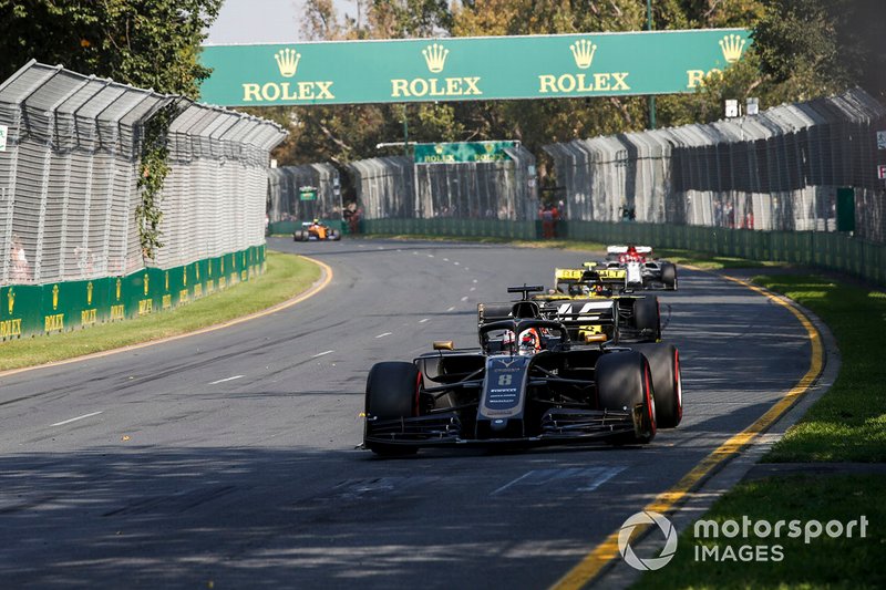Romain Grosjean, Haas F1 Team VF-19, precede Nico Hulkenberg, Renault R.S. 19