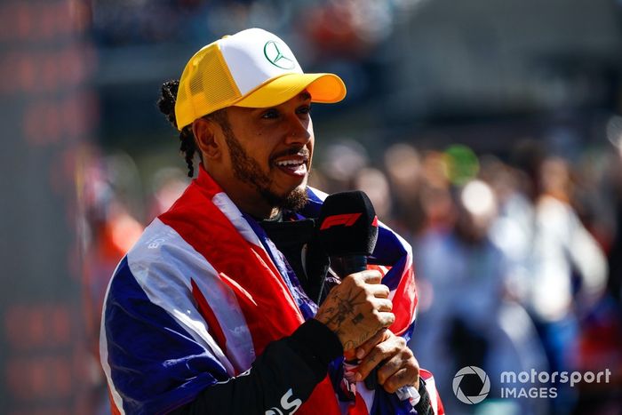 Lewis Hamilton, Mercedes-AMG F1 Team, 1ª posición, es entrevistado tras la carrera