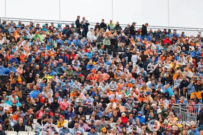 Les fans remplissent les tribunes
