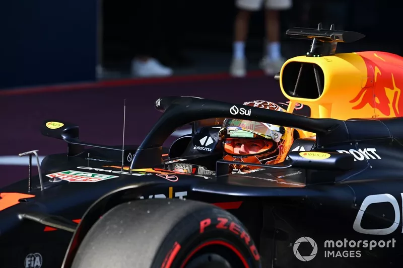 Max Verstappen, au volant de la Red Bull Racing RB20, arrive au Parc Ferme après les qualifications.