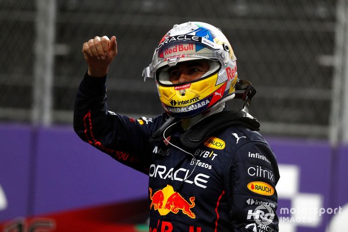 Ganador de la pole, Sergio Pérez, de Red Bull Racing, celebra tras la clasificación