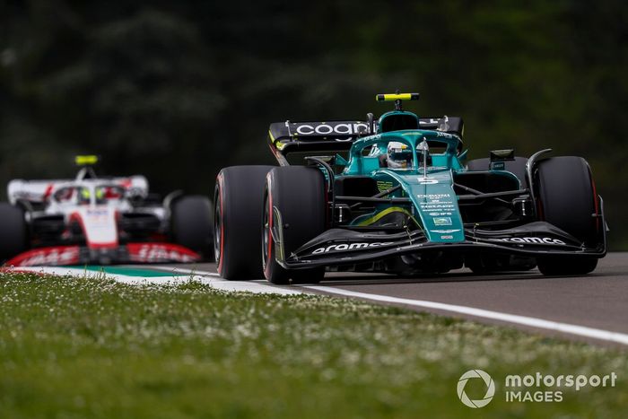 Sebastian Vettel, Aston Martin AMR22, Mick Schumacher, Haas VF-22