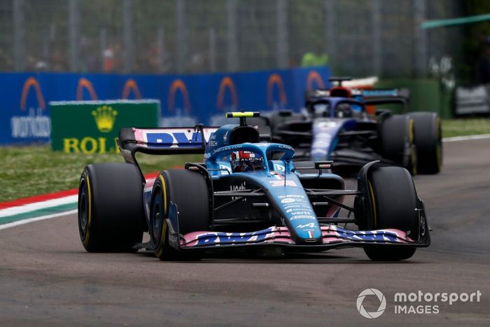 Esteban Ocon, Alpine A522, Alex Albon, Williams FW44