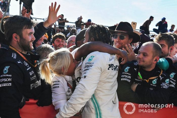 Lewis Hamilton, Mercedes AMG F1, 2º clasificado, celebra en Parc Ferme con su padre Anthony Hamilton y su equipo después de conseguir el título mundial de pilotos por sexta vez